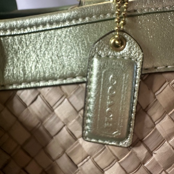 💚✨Pristine condition Coach woven tote with green metallic and suede detail - Picture 5 of 9